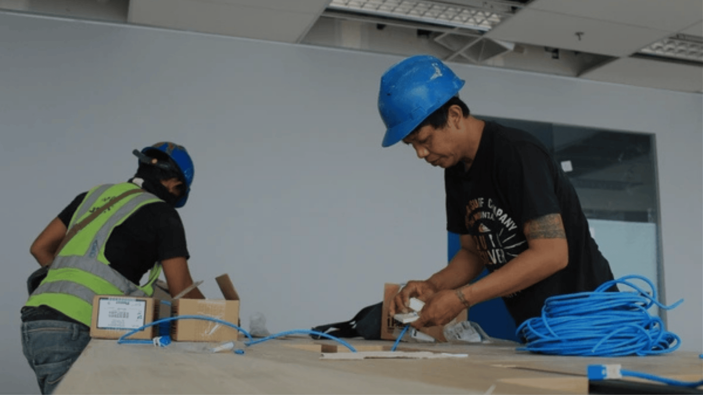Fiber optic cable contractors providing installation services